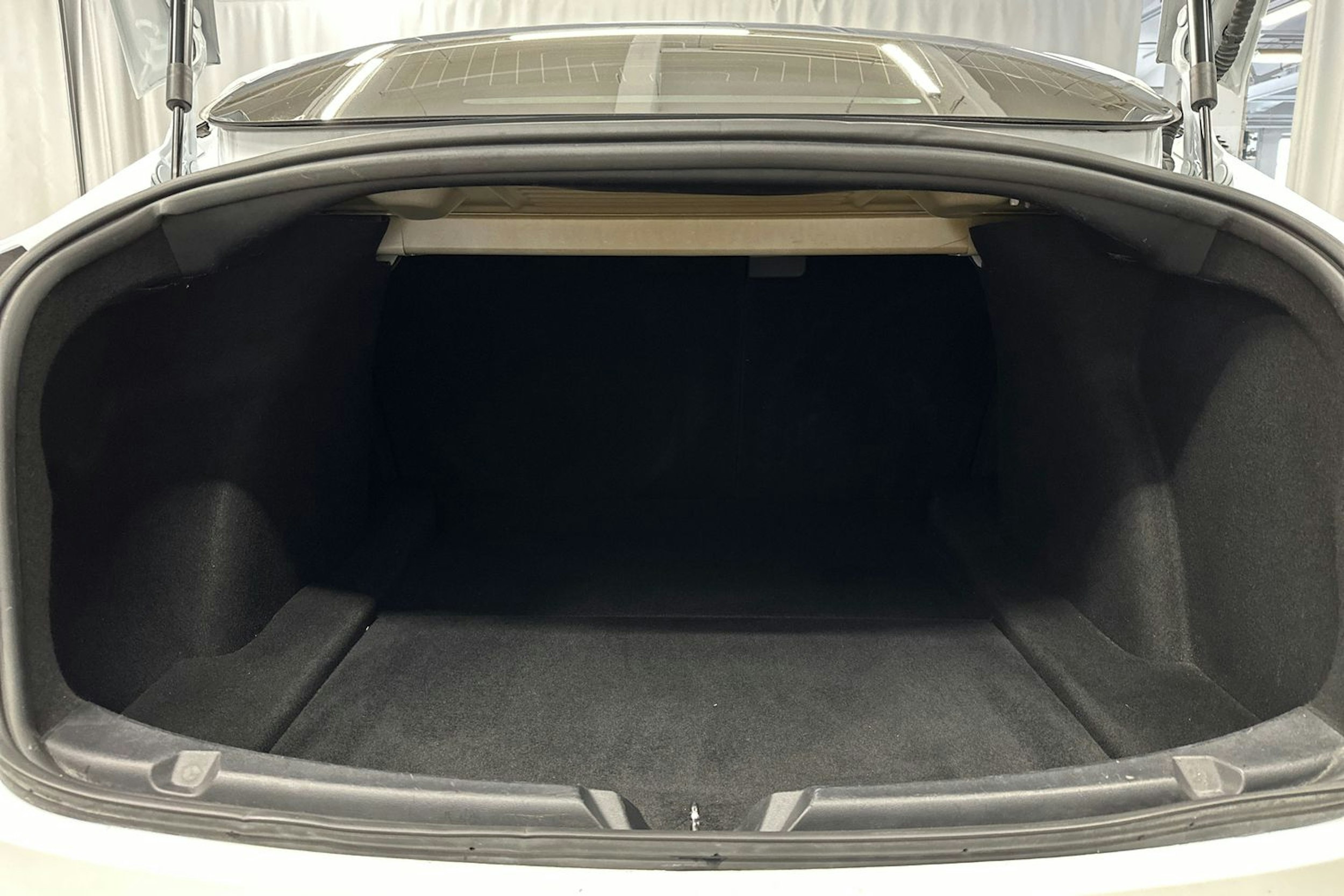valkoinen Tesla Model 3 2020 kuva 14.