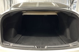 valkoinen Tesla Model 3 2020 kuva 14.