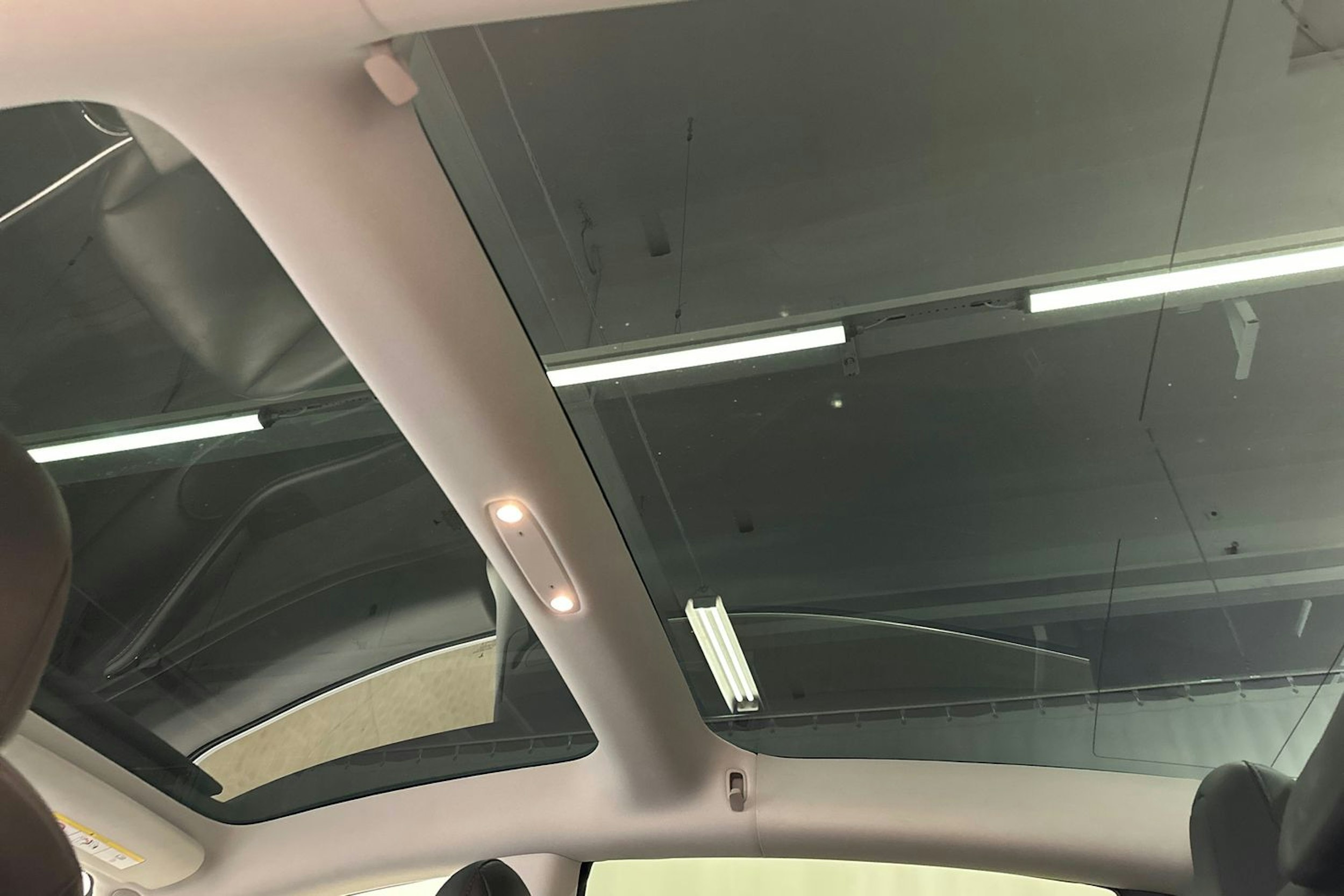 valkoinen Tesla Model 3 2020 kuva 15.