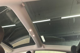 valkoinen Tesla Model 3 2020 kuva 15.