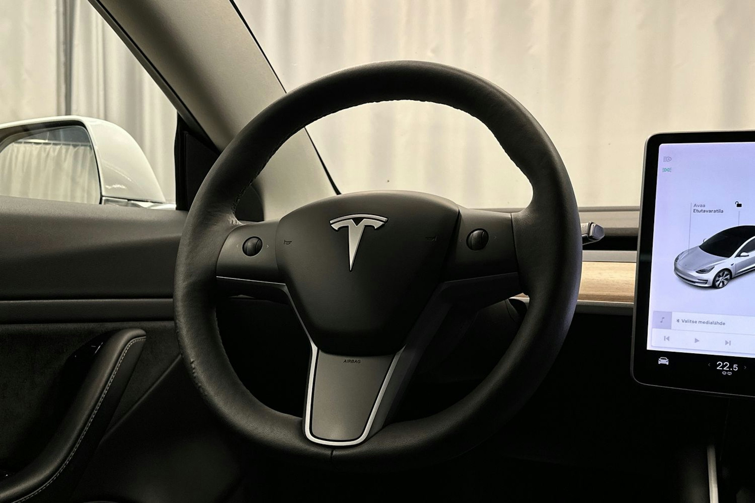 valkoinen Tesla Model 3 2020 kuva 16.