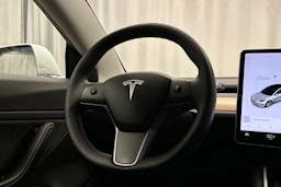 valkoinen Tesla Model 3 2020 kuva 16.