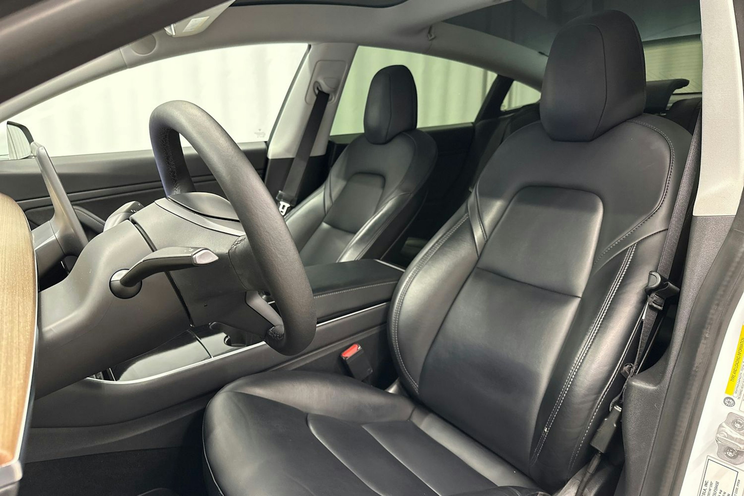 valkoinen Tesla Model 3 2020 kuva 17.