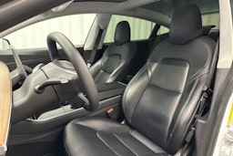 valkoinen Tesla Model 3 2020 kuva 17.