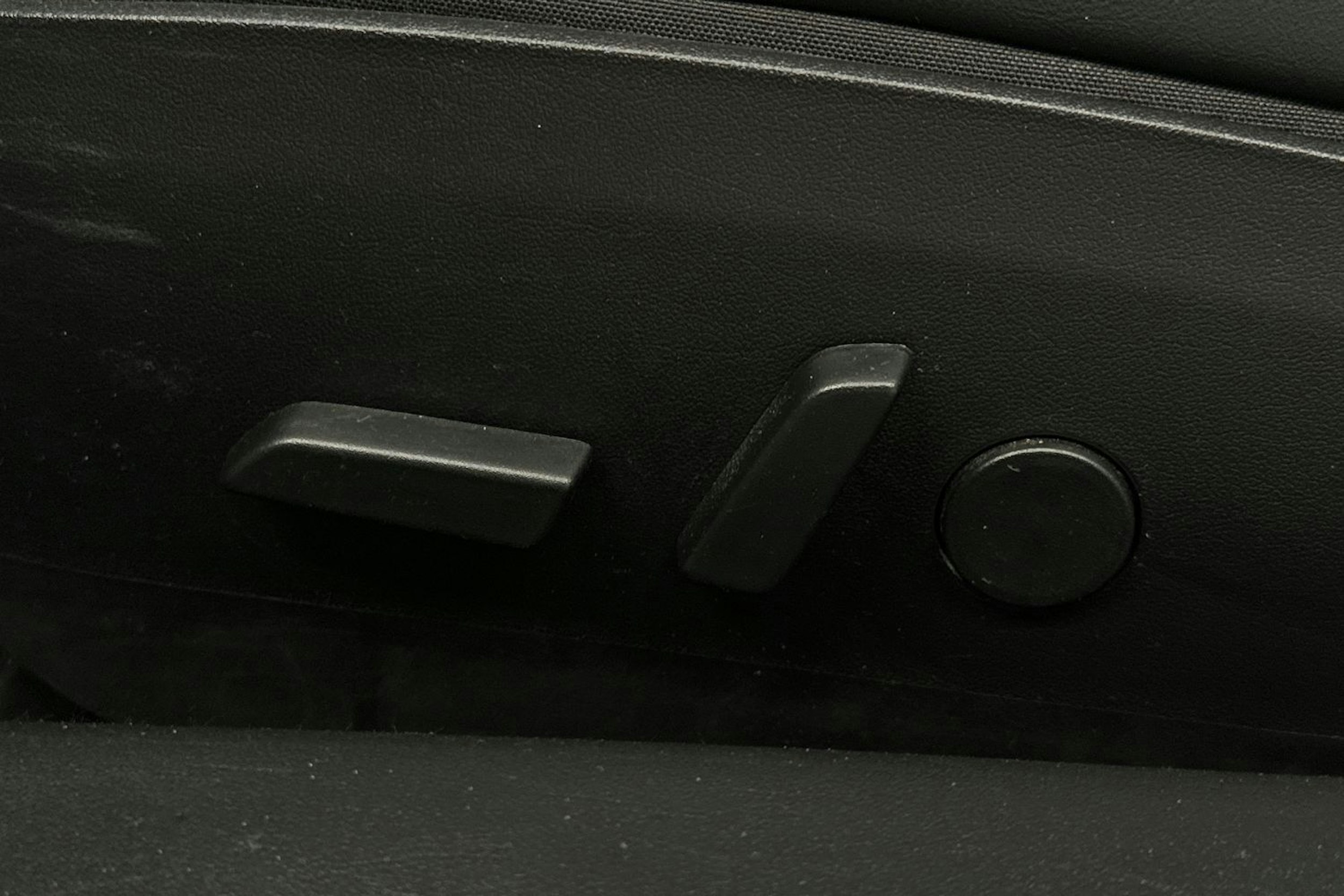 valkoinen Tesla Model 3 2020 kuva 18.
