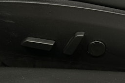 valkoinen Tesla Model 3 2020 kuva 18.