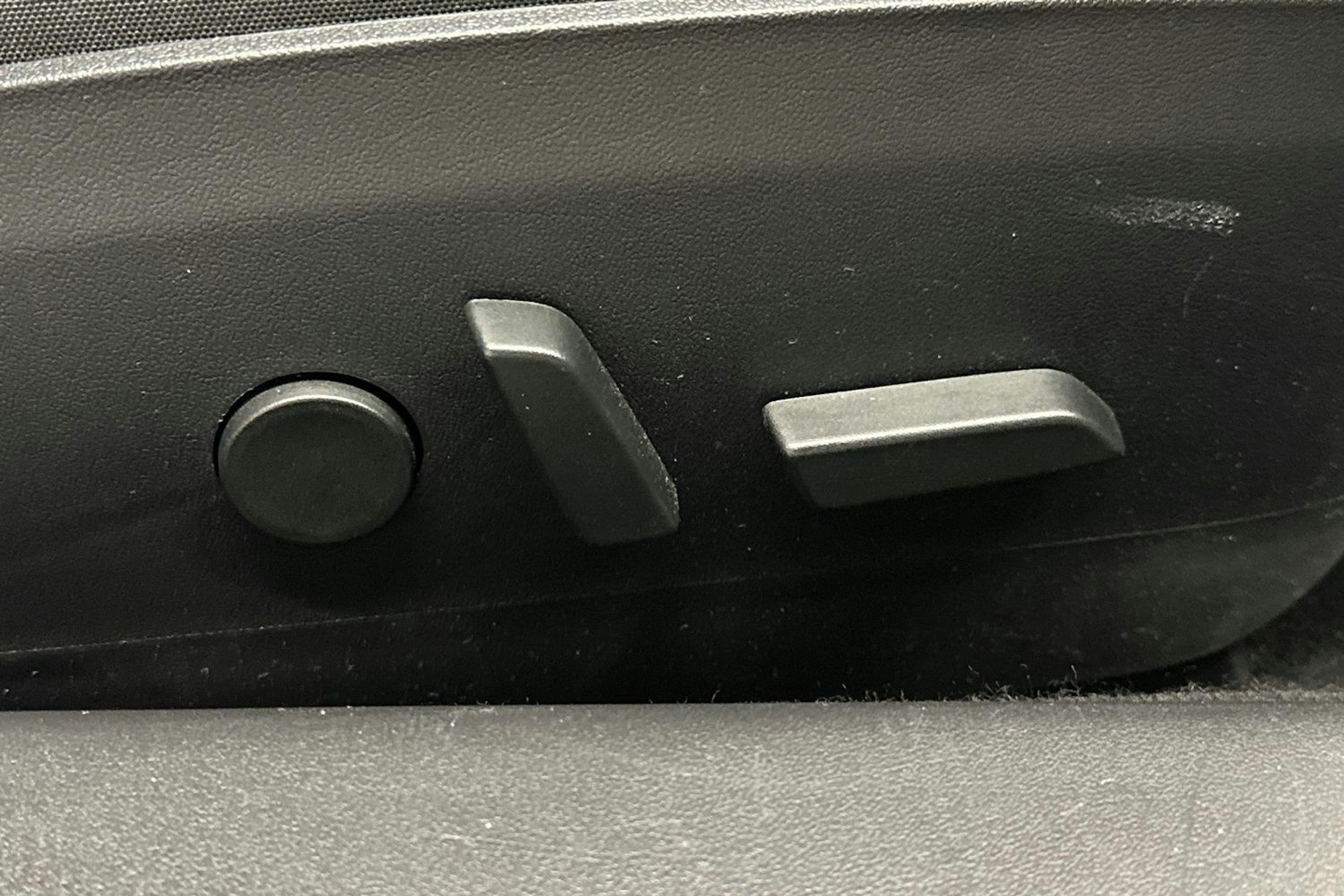 valkoinen Tesla Model 3 2020 kuva 19.
