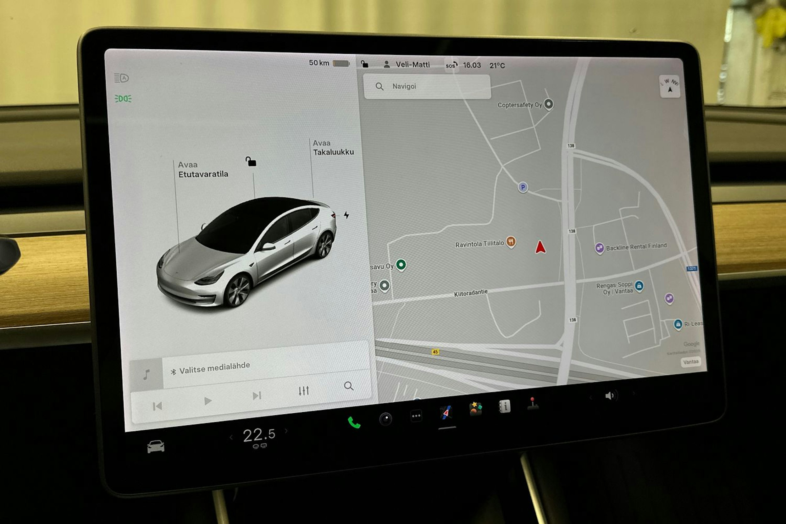 valkoinen Tesla Model 3 2020 kuva 20.