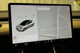valkoinen Tesla Model 3 2020 kuva 20.