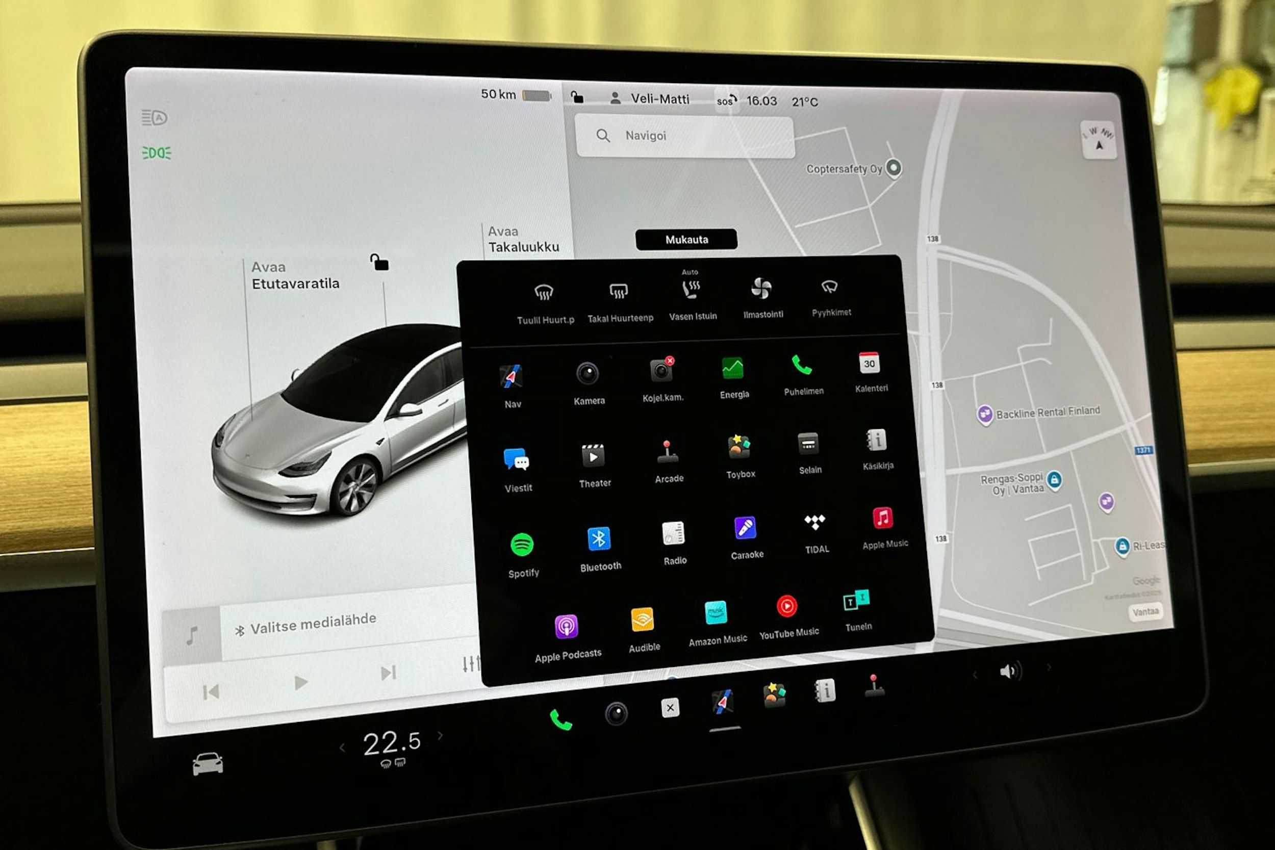 valkoinen Tesla Model 3 2020 kuva 21.