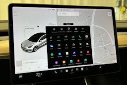 valkoinen Tesla Model 3 2020 kuva 21.