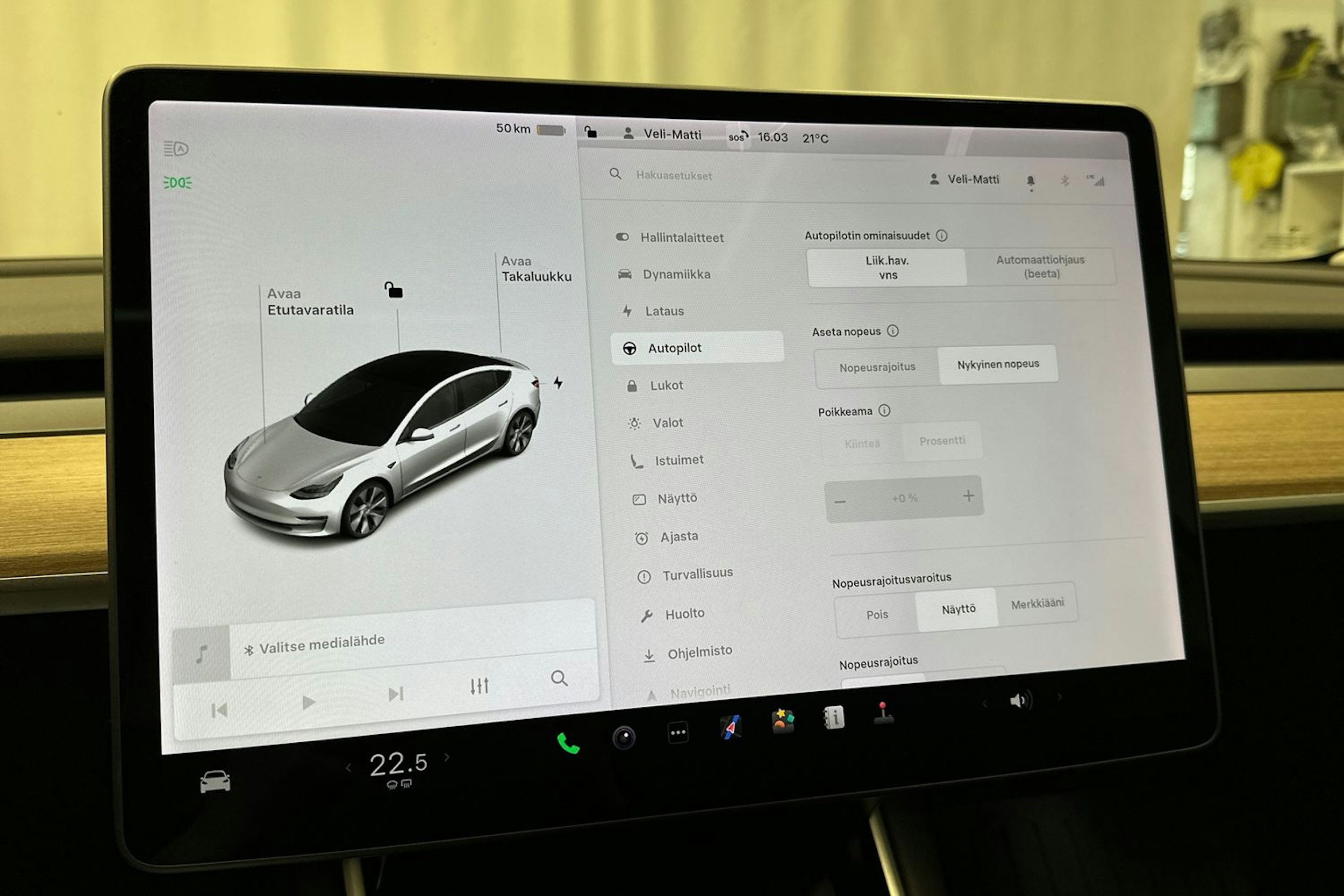 valkoinen Tesla Model 3 2020 kuva 22.