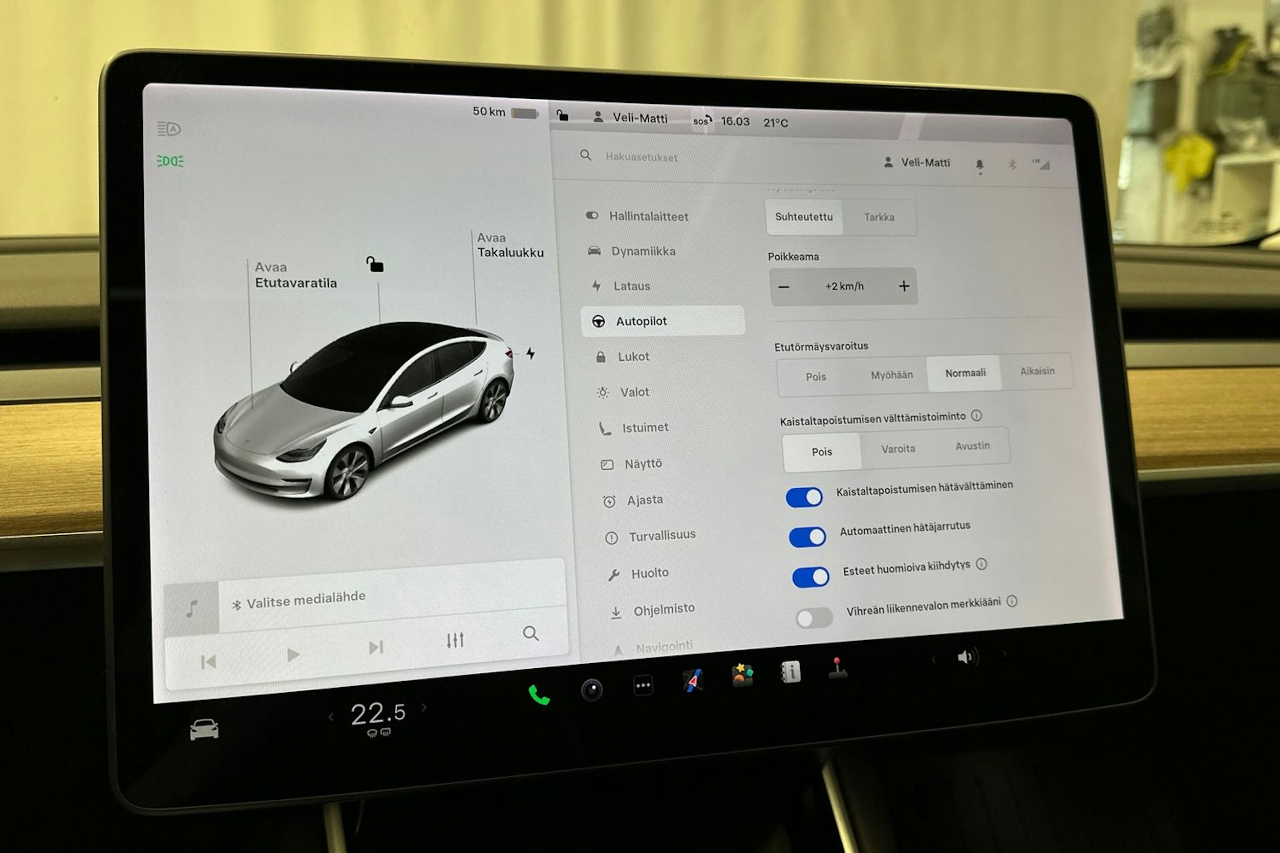 valkoinen Tesla Model 3 2020 kuva 23.