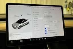 valkoinen Tesla Model 3 2020 kuva 23.