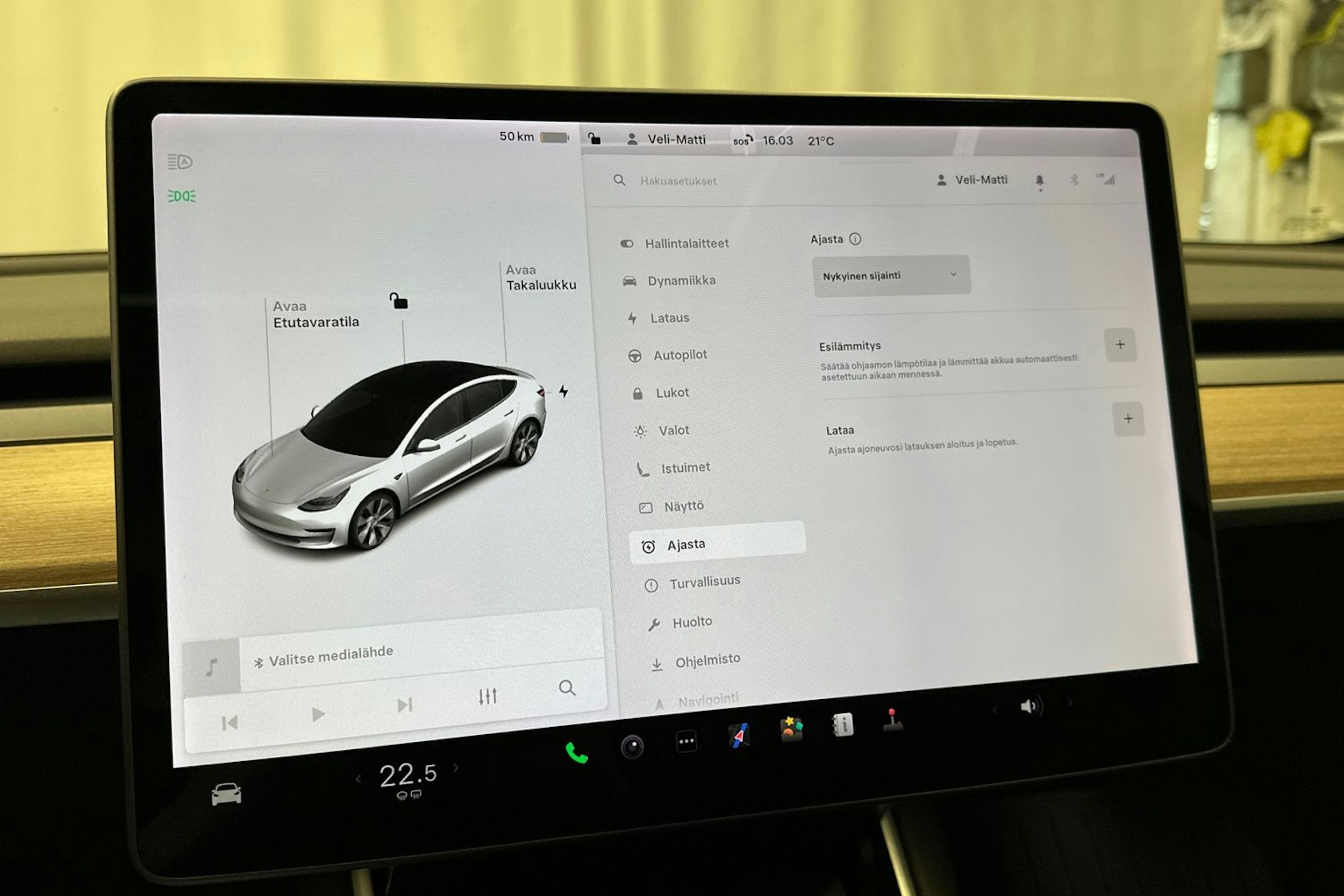 valkoinen Tesla Model 3 2020 kuva 24.