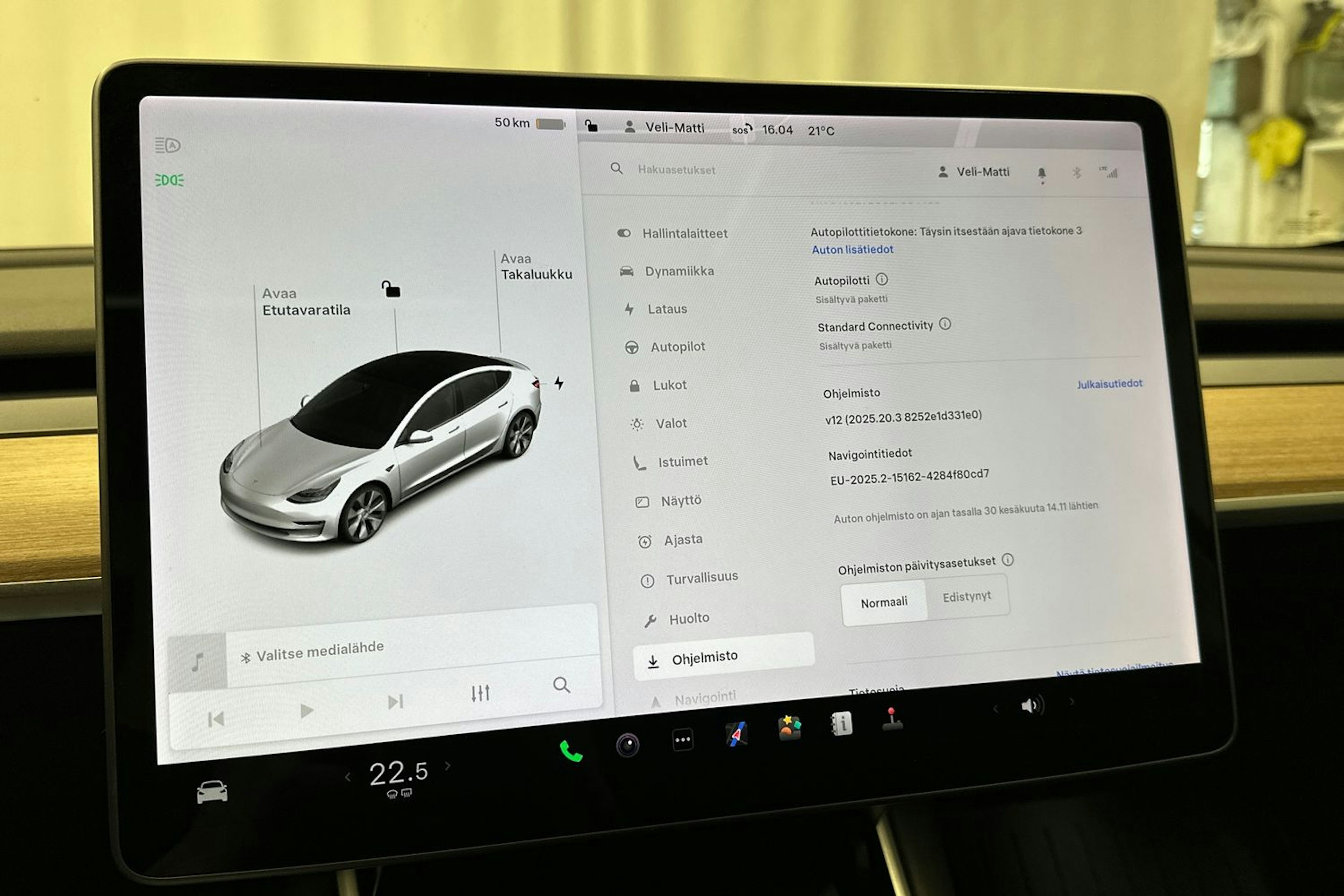 valkoinen Tesla Model 3 2020 kuva 25.