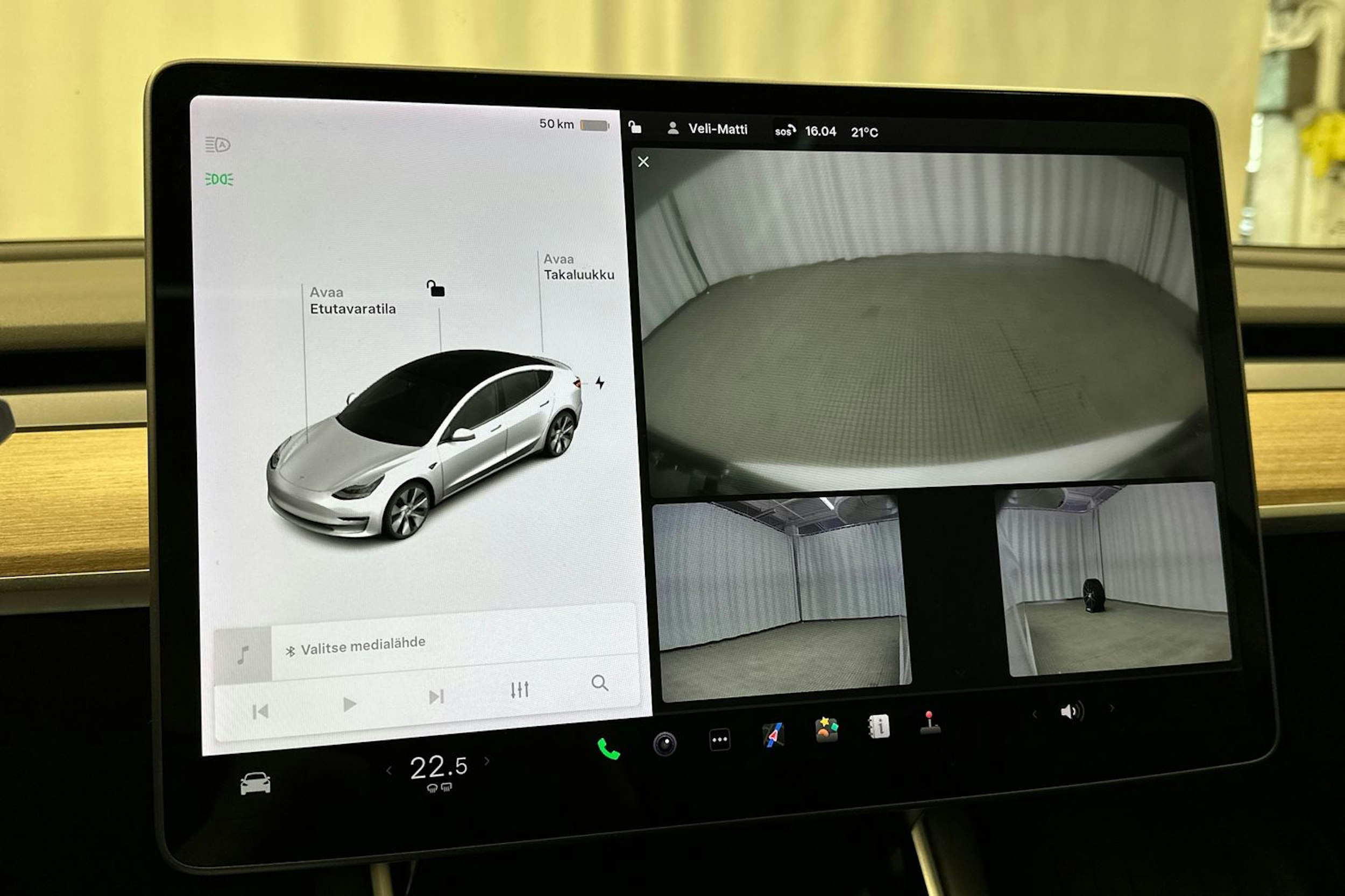 valkoinen Tesla Model 3 2020 kuva 26.