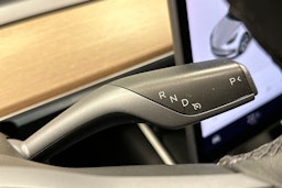 valkoinen Tesla Model 3 2020 kuva 27.