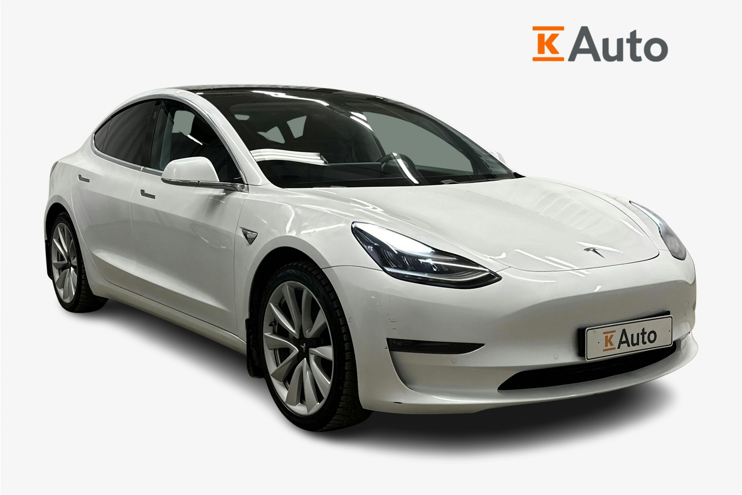 valkoinen Tesla Model 3 2020 kuva 1.