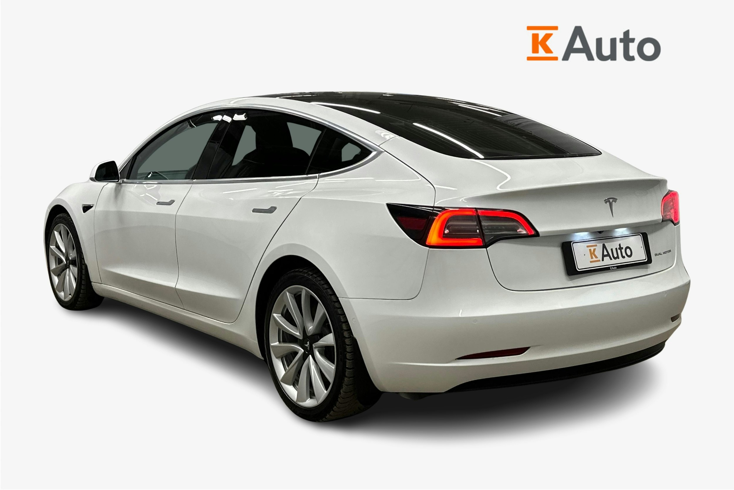 valkoinen Tesla Model 3 2020 kuva 2.