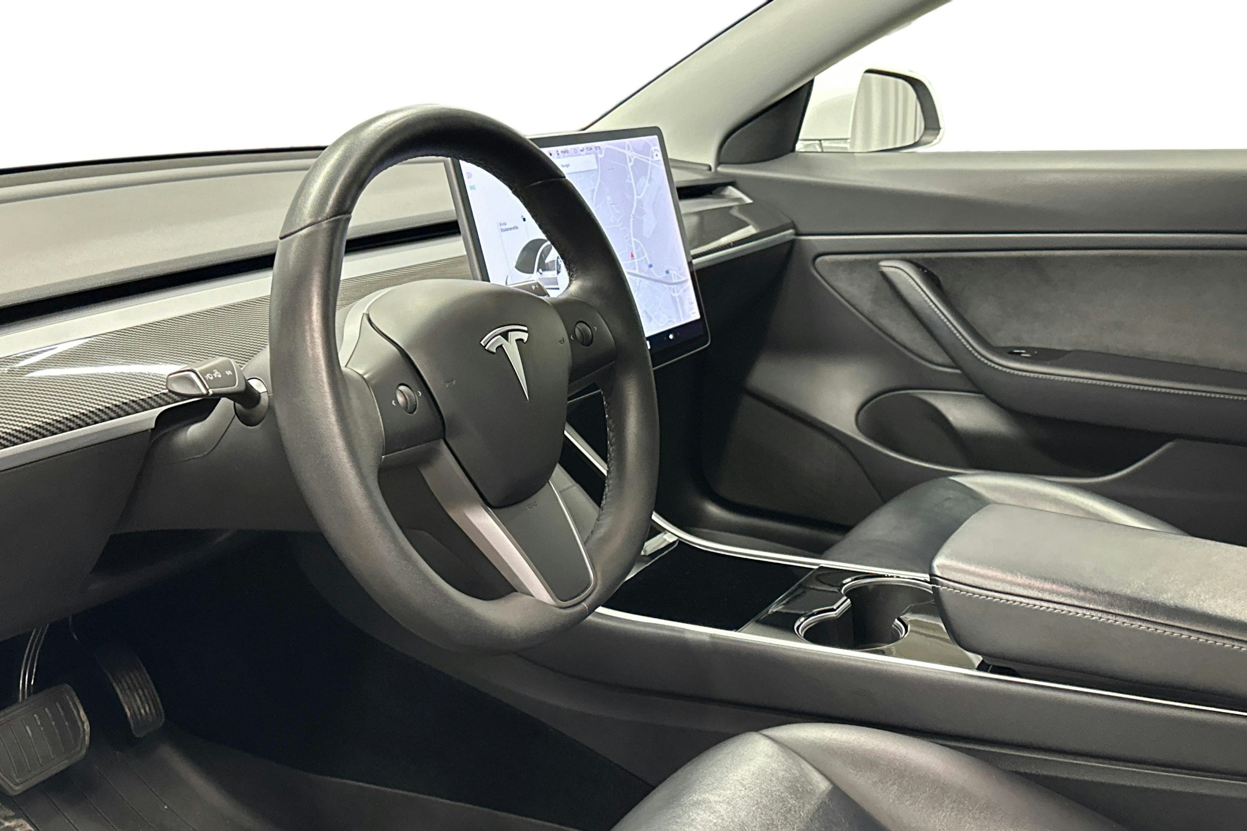 valkoinen Tesla Model 3 2020 kuva 6.