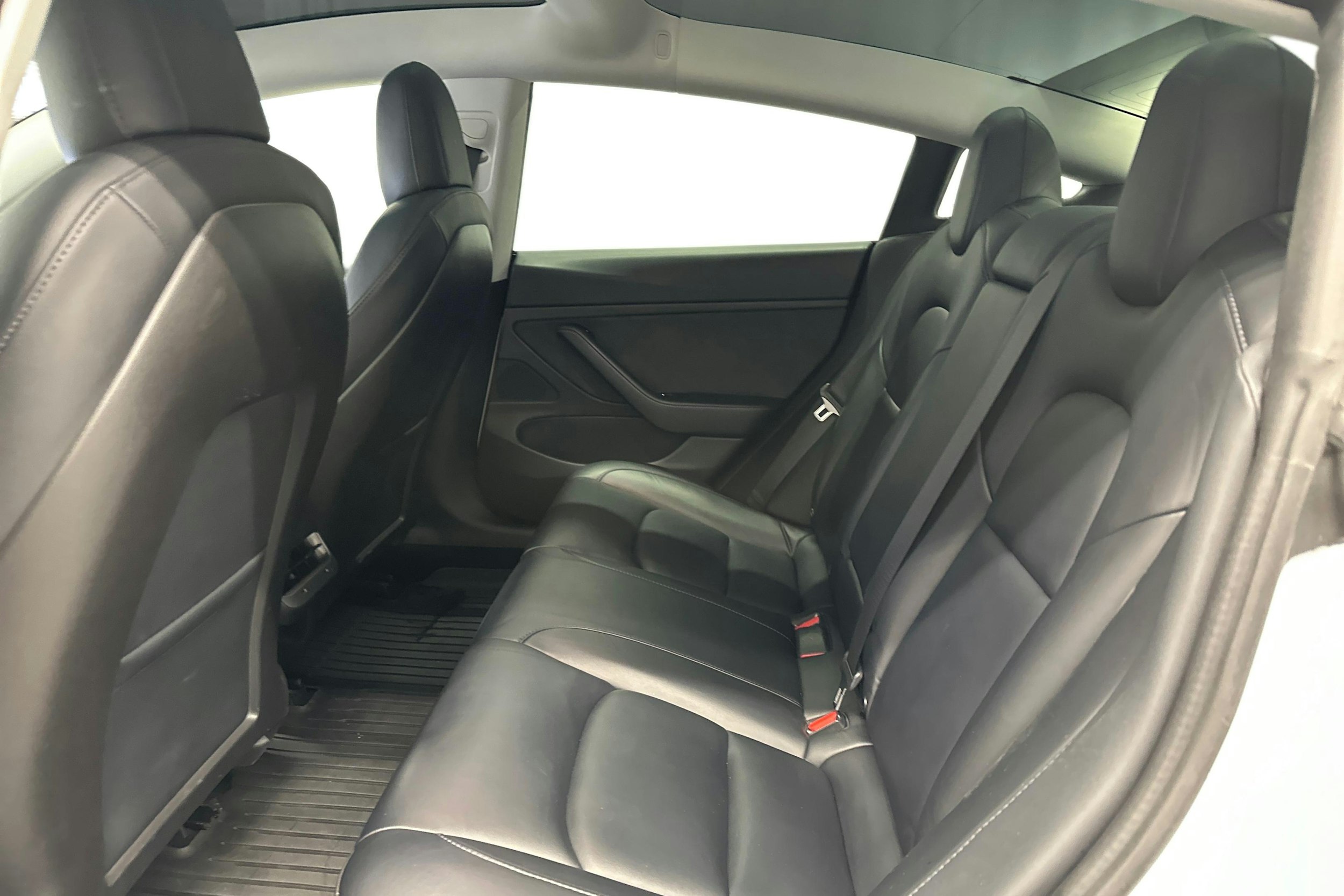 valkoinen Tesla Model 3 2020 kuva 8.