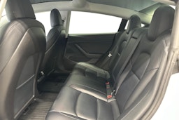 valkoinen Tesla Model 3 2020 kuva 8.