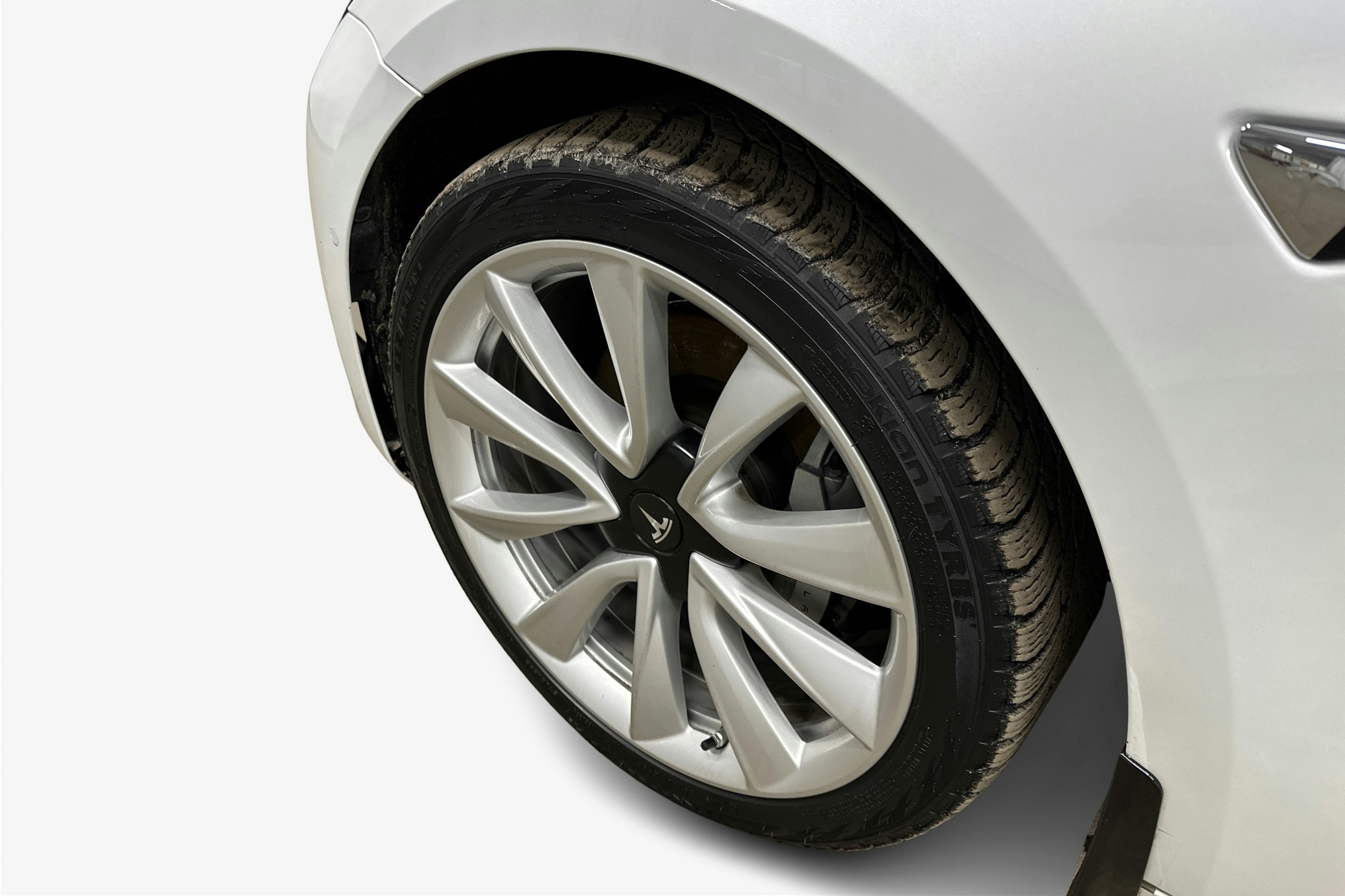 valkoinen Tesla Model 3 2020 kuva 9.