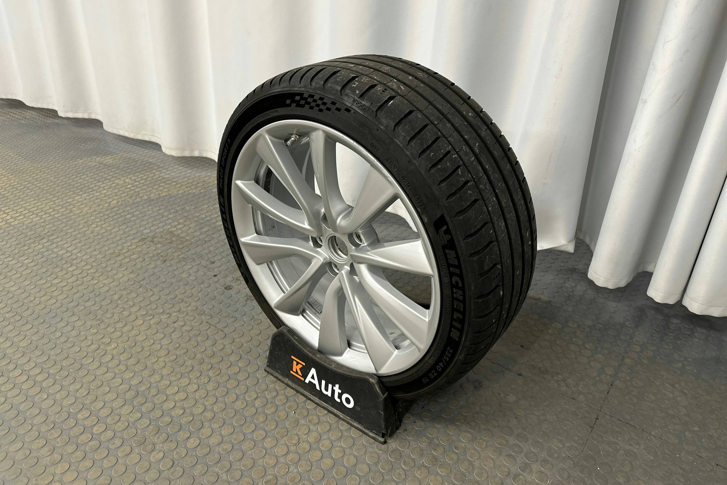 valkoinen Tesla Model 3 2020 kuva 10.