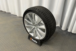 valkoinen Tesla Model 3 2020 kuva 10.