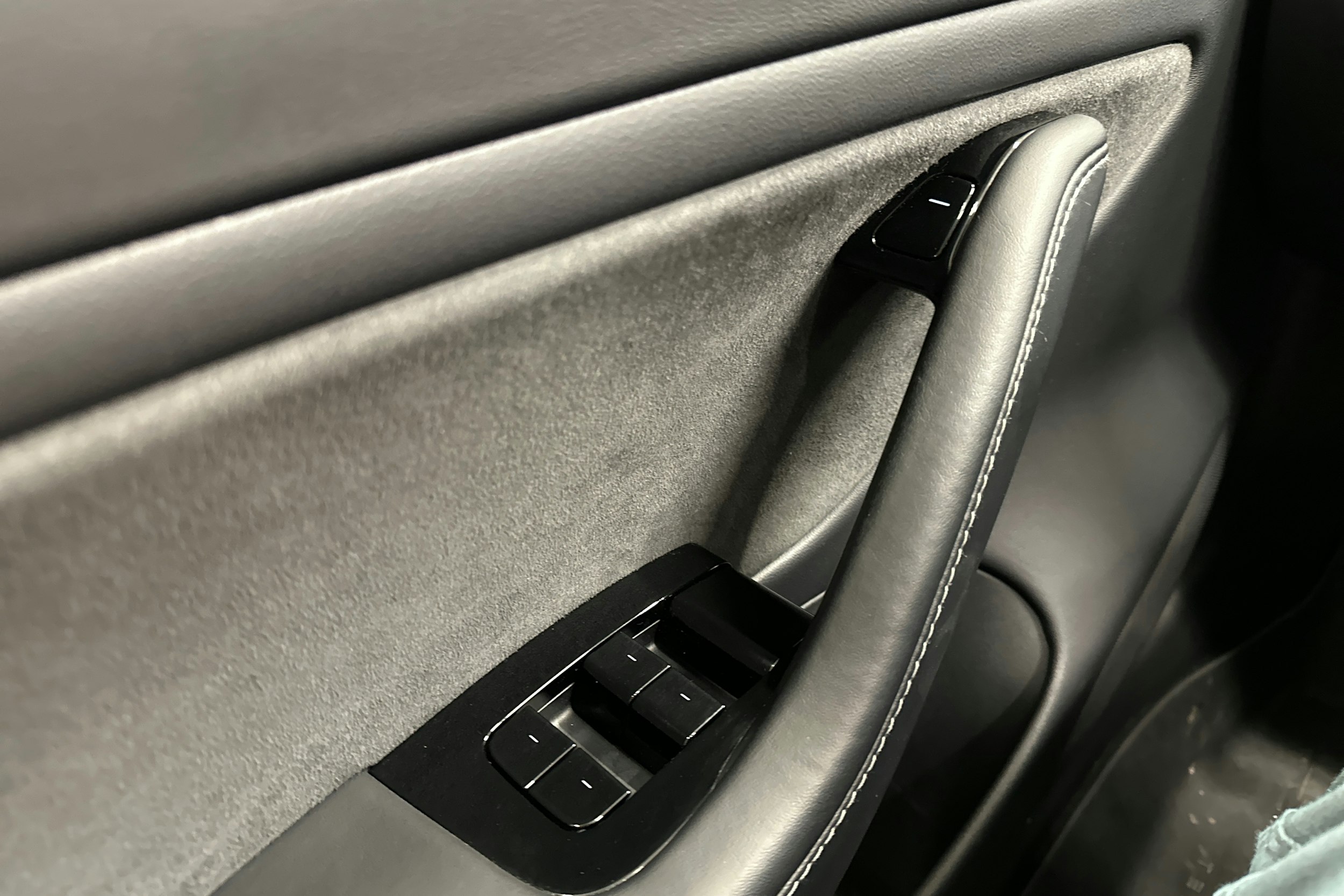 valkoinen Tesla Model 3 2020 kuva 11.