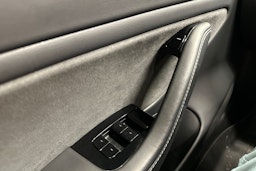 valkoinen Tesla Model 3 2020 kuva 11.