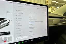 valkoinen Tesla Model 3 2020 kuva 15.