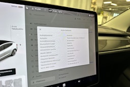 valkoinen Tesla Model 3 2020 kuva 16.