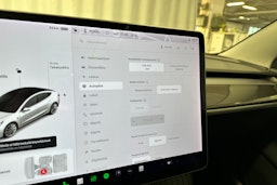 valkoinen Tesla Model 3 2020 kuva 18.