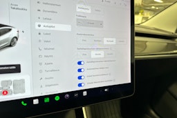 valkoinen Tesla Model 3 2020 kuva 19.