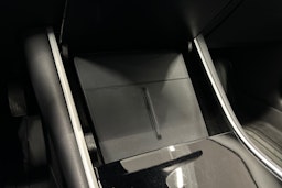 valkoinen Tesla Model 3 2020 kuva 21.