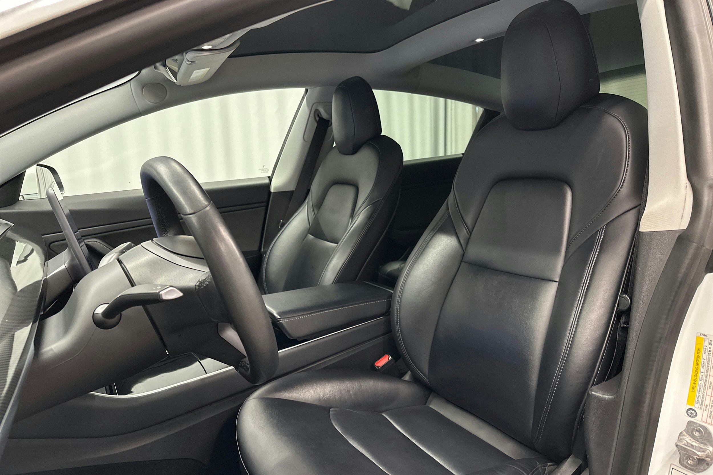 valkoinen Tesla Model 3 2020 kuva 22.