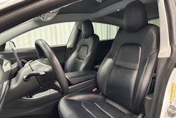 valkoinen Tesla Model 3 2020 kuva 22.