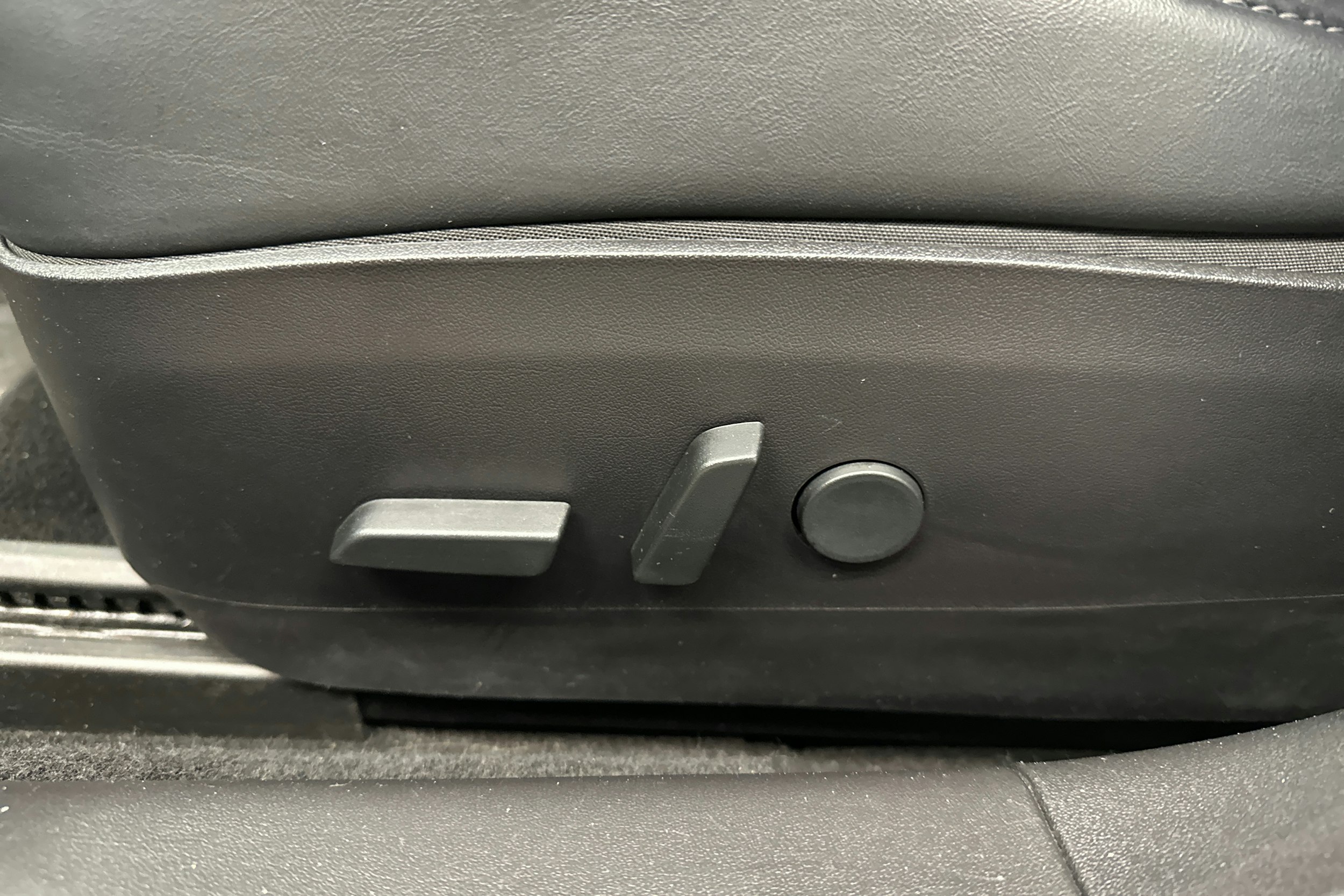 valkoinen Tesla Model 3 2020 kuva 23.