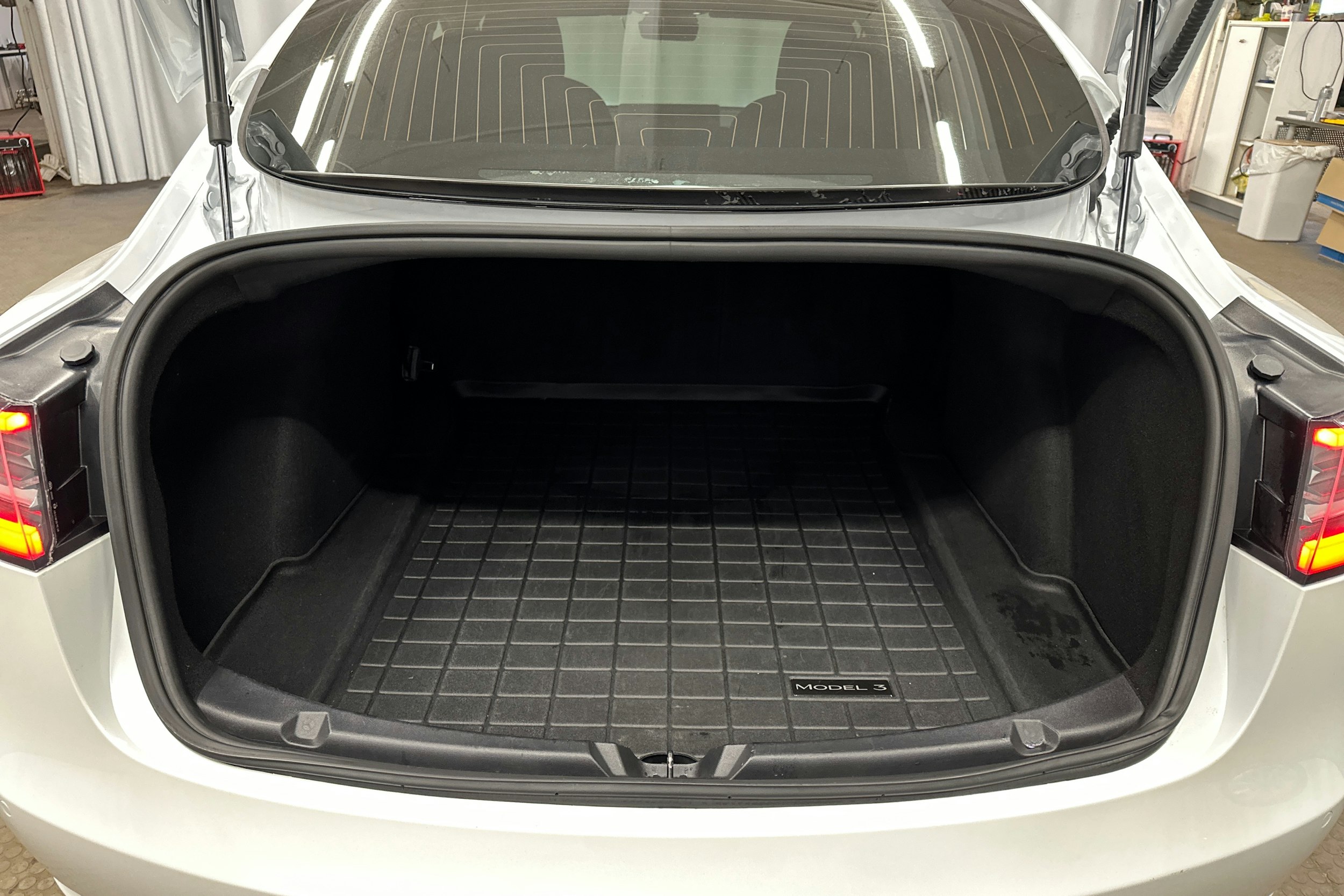 valkoinen Tesla Model 3 2020 kuva 25.