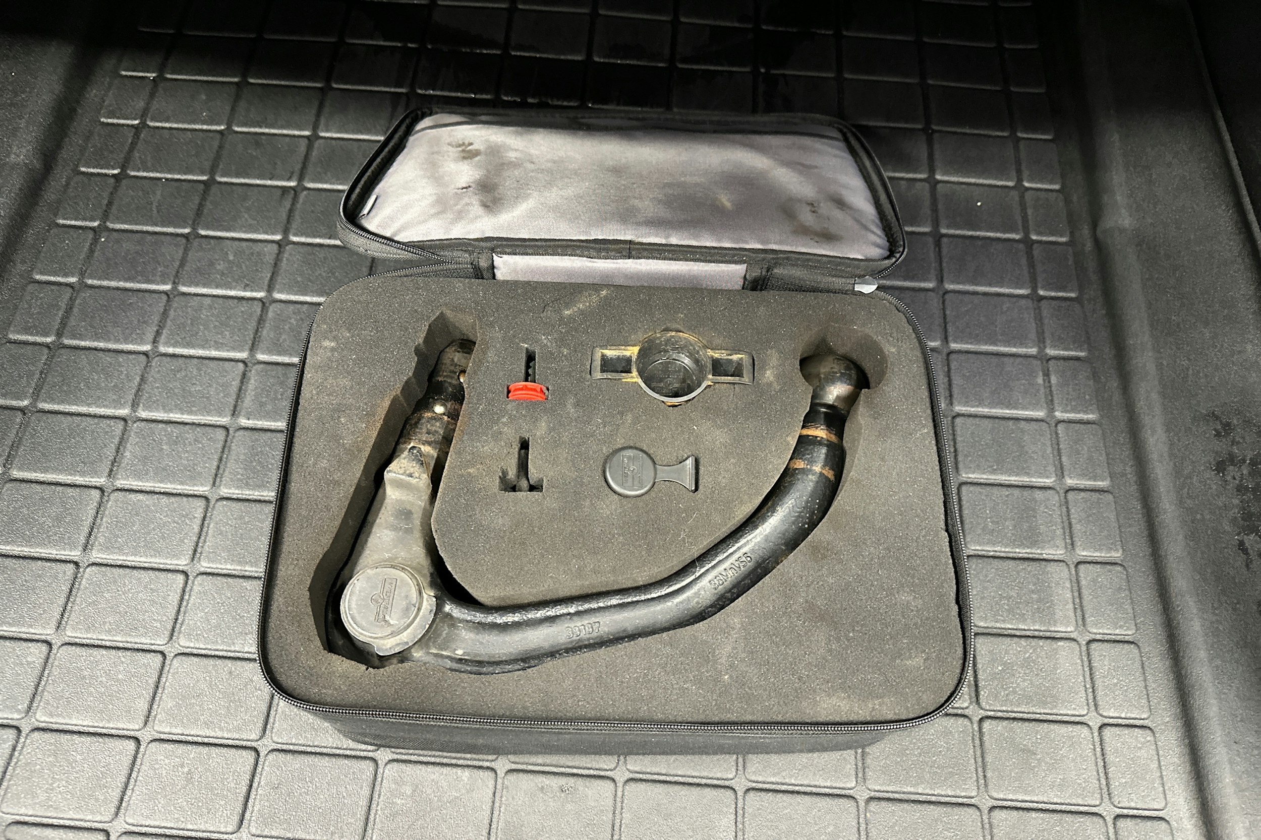 valkoinen Tesla Model 3 2020 kuva 26.