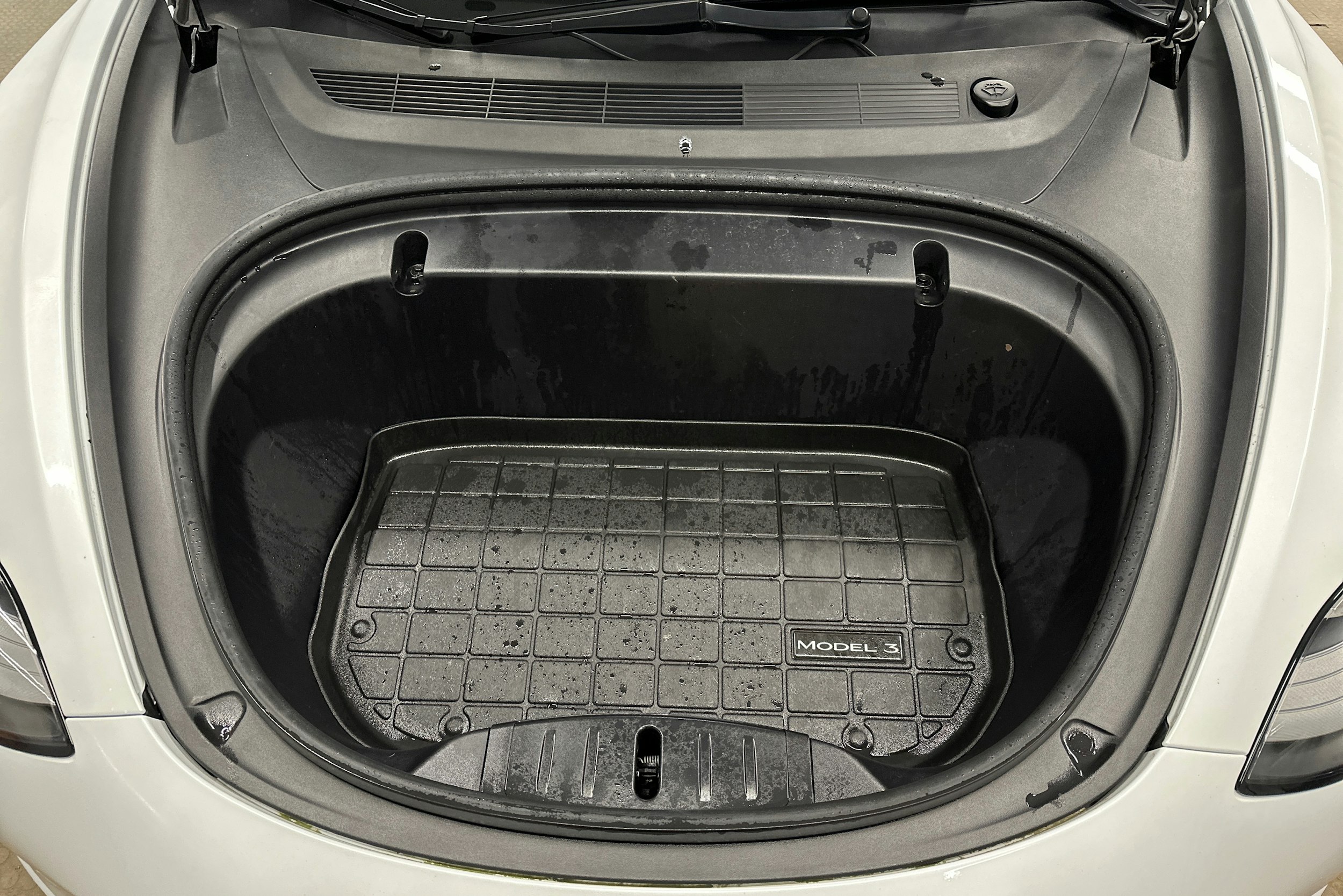 valkoinen Tesla Model 3 2020 kuva 27.