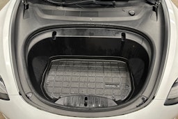 valkoinen Tesla Model 3 2020 kuva 27.