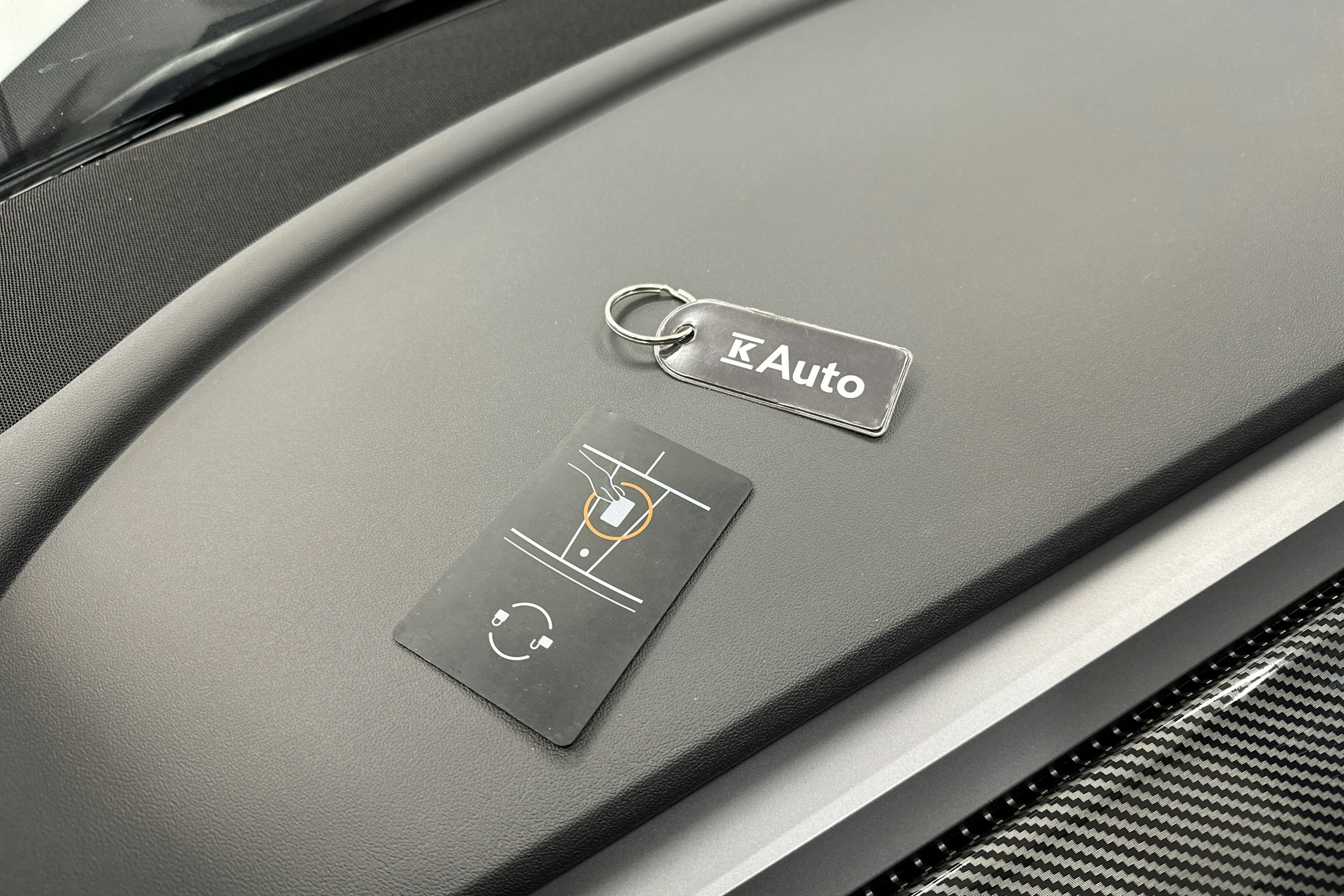 valkoinen Tesla Model 3 2020 kuva 28.