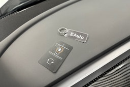 valkoinen Tesla Model 3 2020 kuva 28.