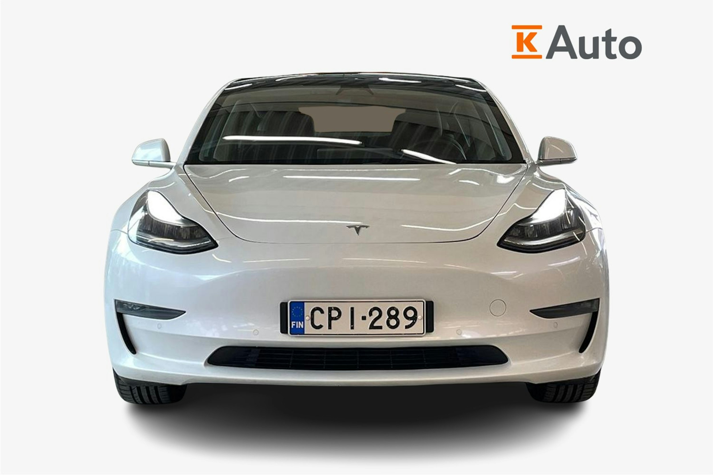 Valkoinen Tesla Model 3 2020 kuva 5.