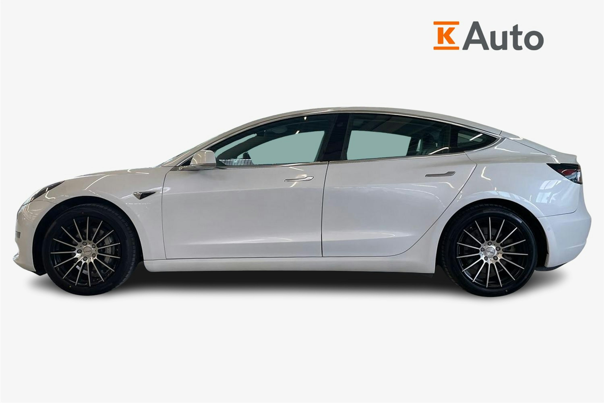 Valkoinen Tesla Model 3 2020 kuva 6.