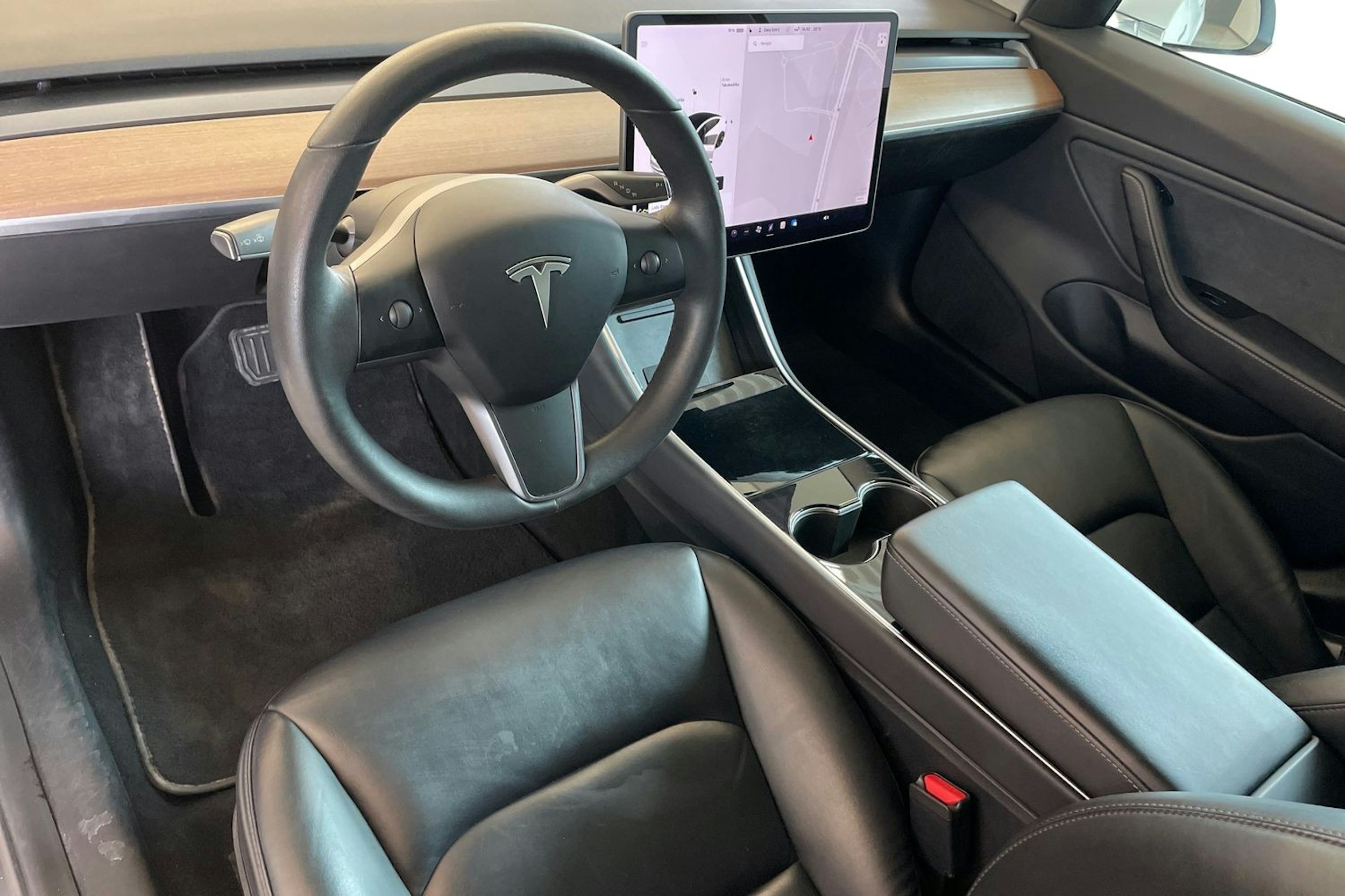 Valkoinen Tesla Model 3 2020 kuva 7.