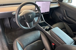 Valkoinen Tesla Model 3 2020 kuva 7.